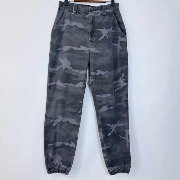 Aritzia TNA Alix Camo Joggers Size Medium Gray Relaxed Fit Grunge Street - Picture 1 of 10